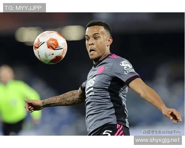 退役球星足球友谊赛精彩回顾 头球破门点燃全场热情